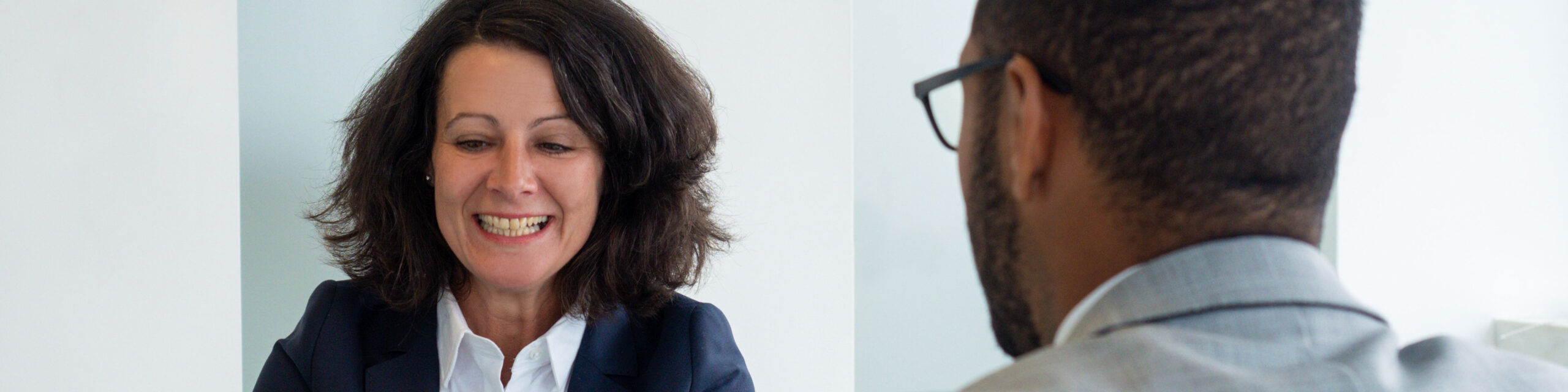 reclutadora entrevistando a un candidato durante una entrevista de trabajo